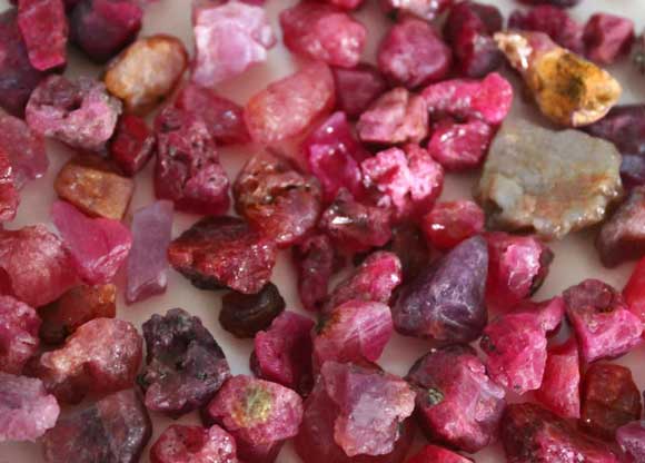 روبی (یاقوت سرخ): راهنمای جامع شناخت، خرید و قیمت‌گذاری